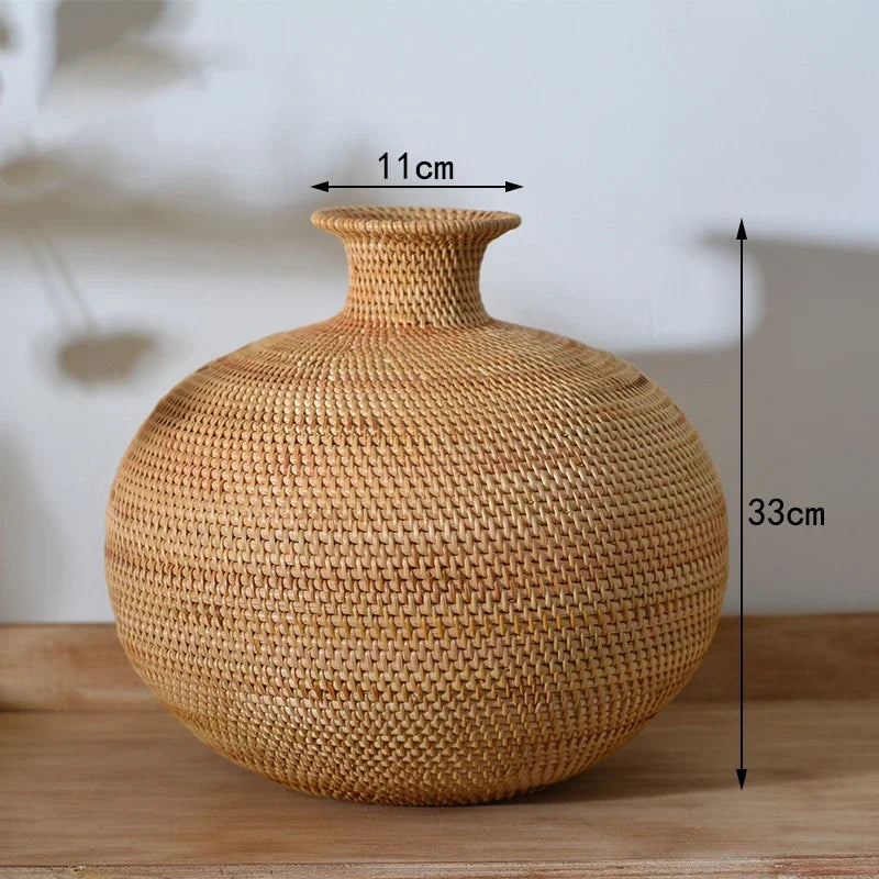 Grand vase à fleurs en rotin