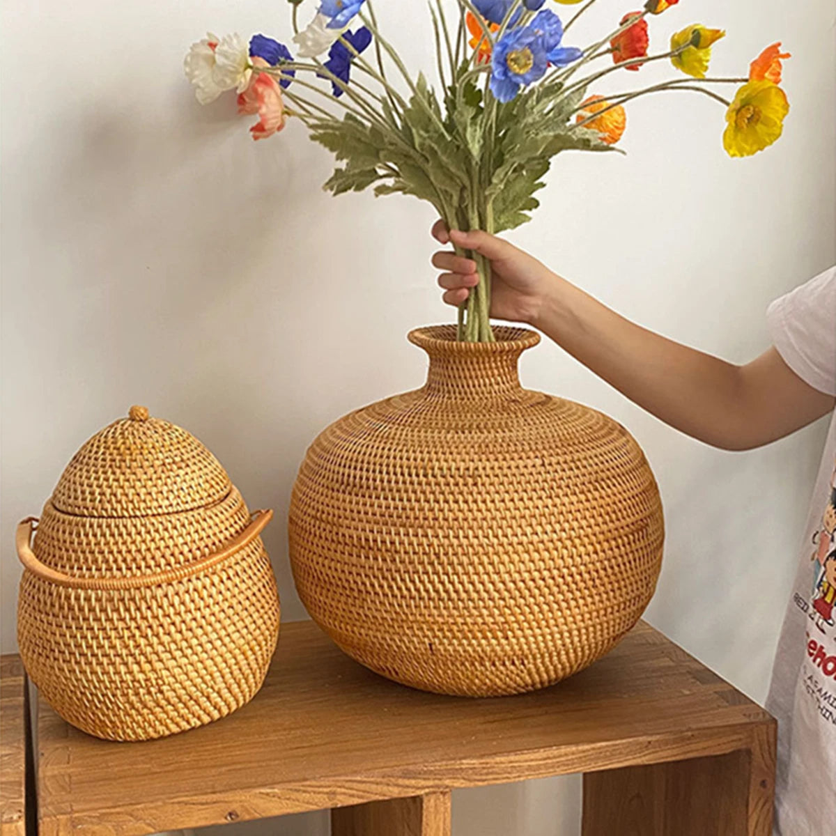 Grand vase à fleurs en rotin