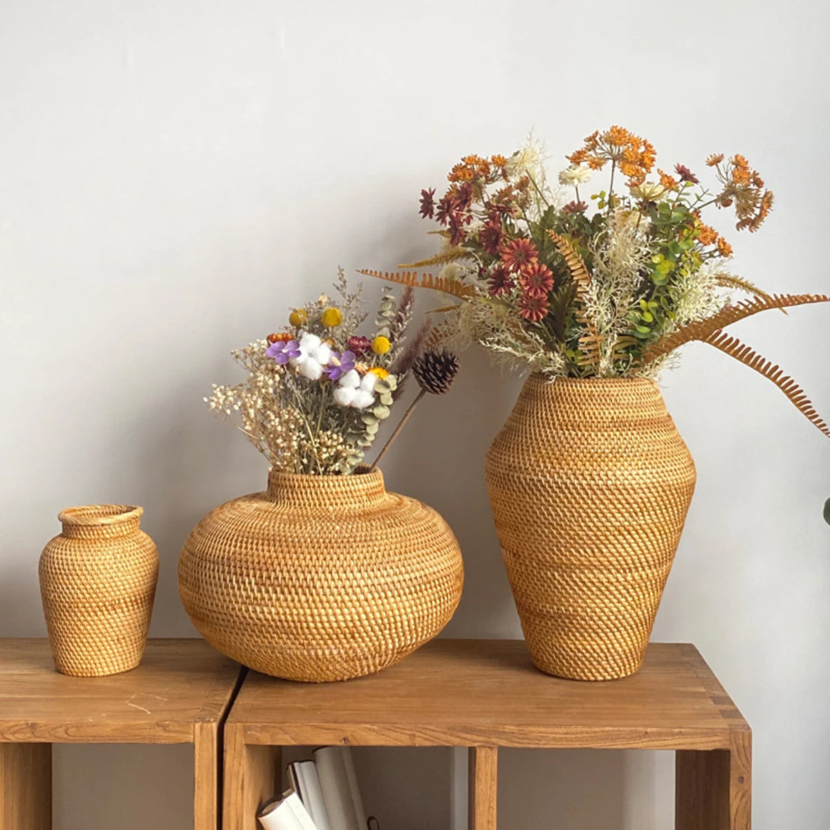Grand vase à fleurs en rotin